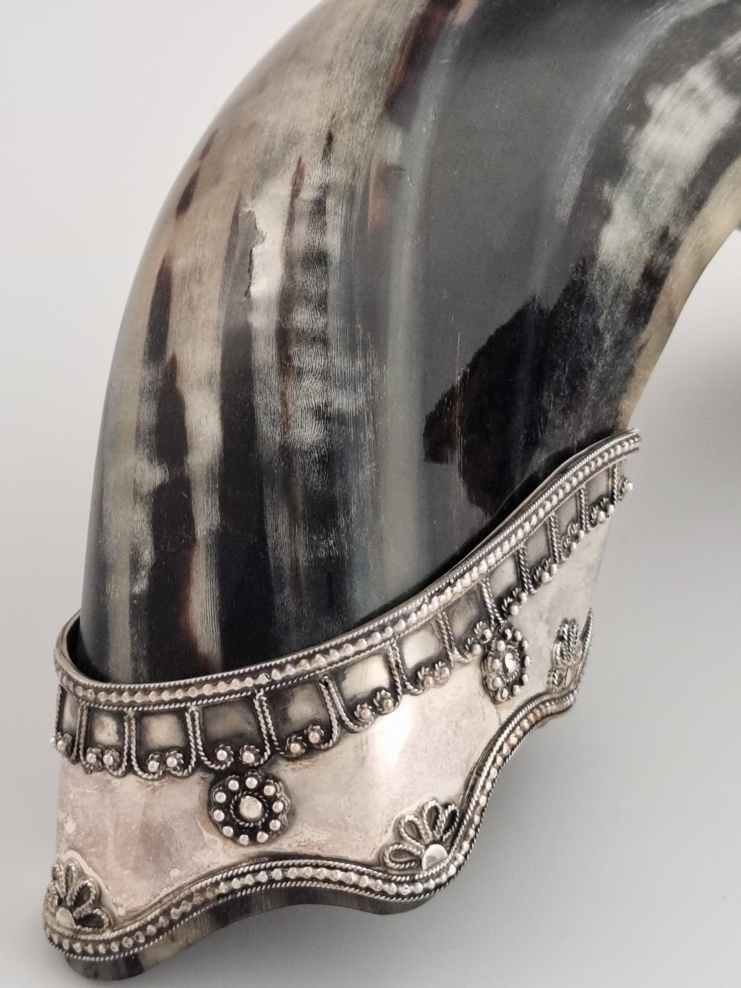 Curved edge of Abraham Shofar by Yemini