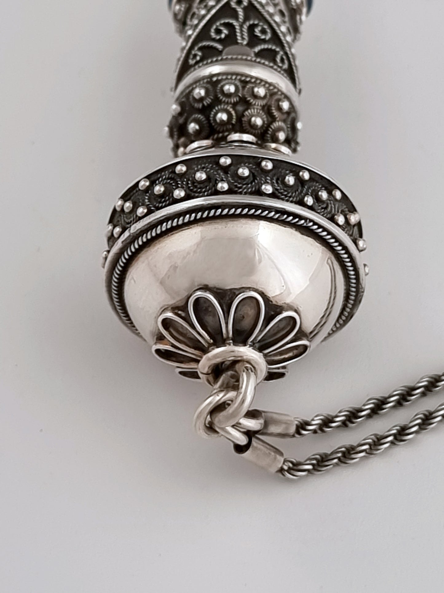 Torah pointer with delicate filigree
