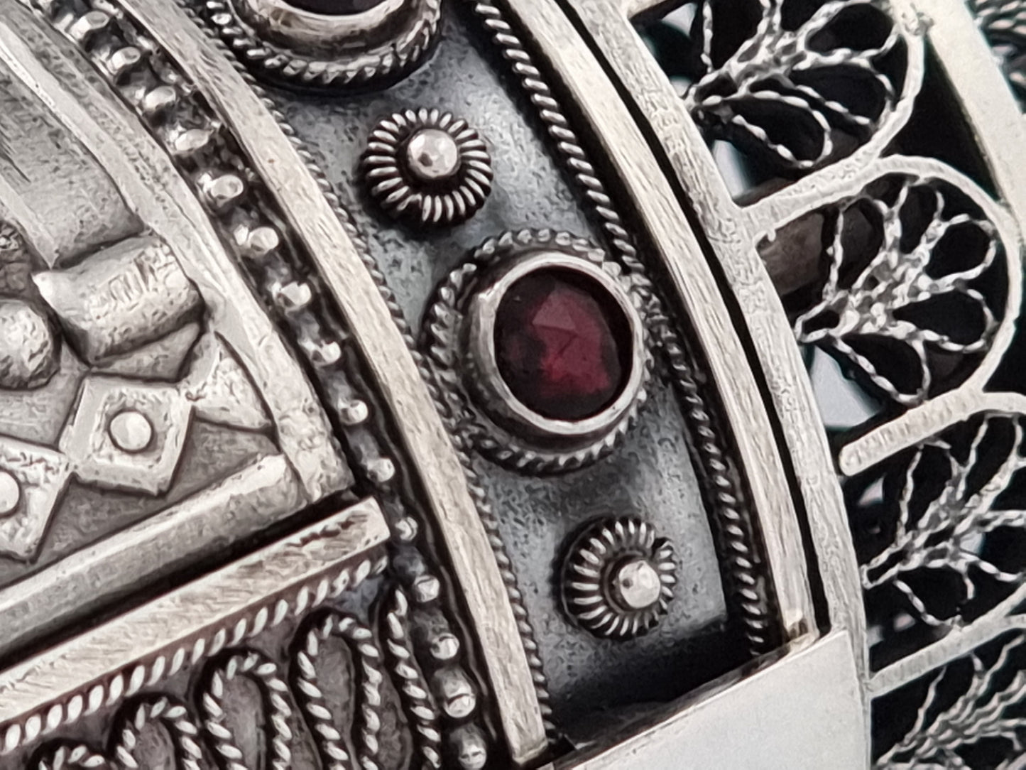 Garnets and filigree decorating this Yemini scroll.