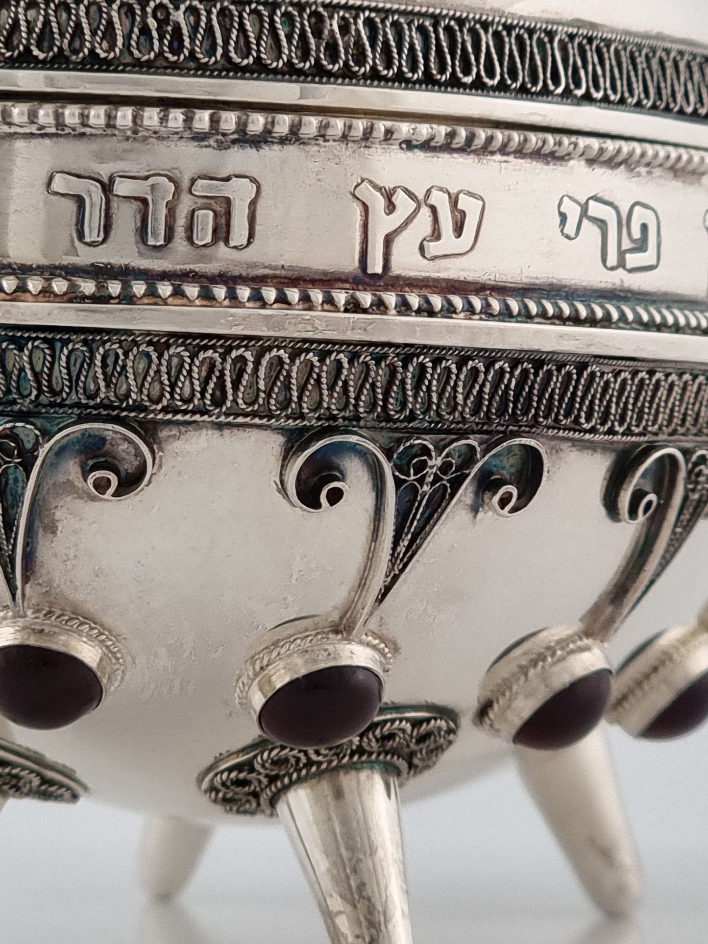 Close-up on the thick central ribbon of Isaiah etrog box.