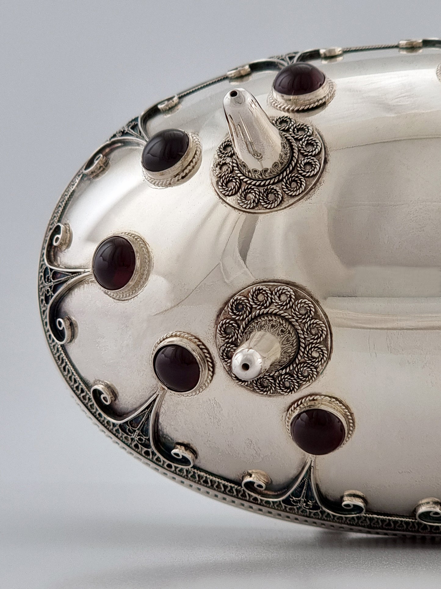 Bottom view of Isaiah Etrog box. Decorations emerge from the over-sized garnet stones studded around the legs.