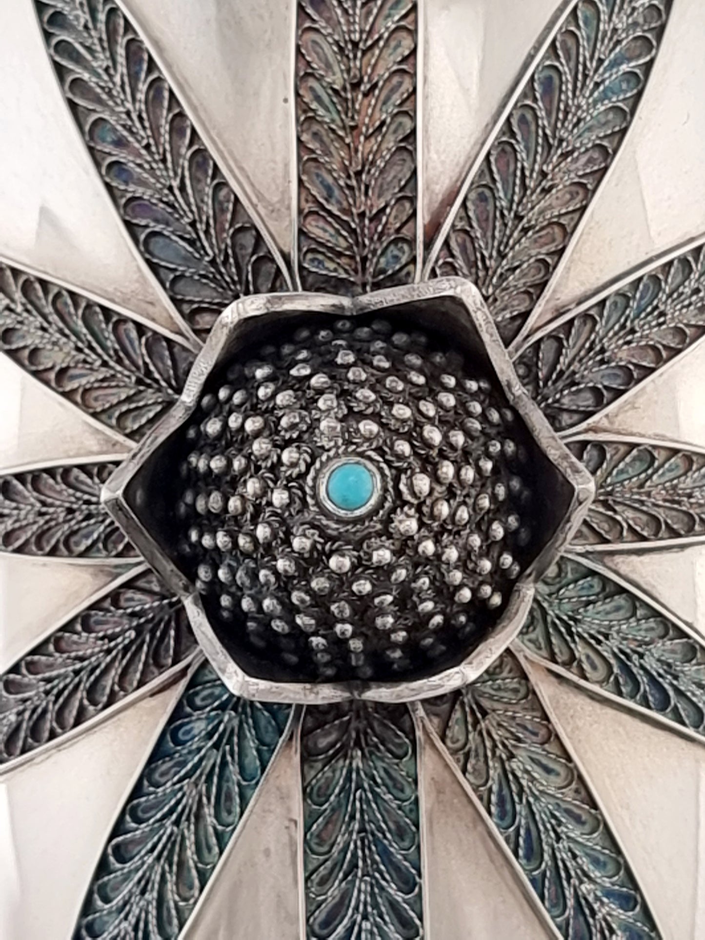 Top view of the crown and leaves of this majestic etrog box.