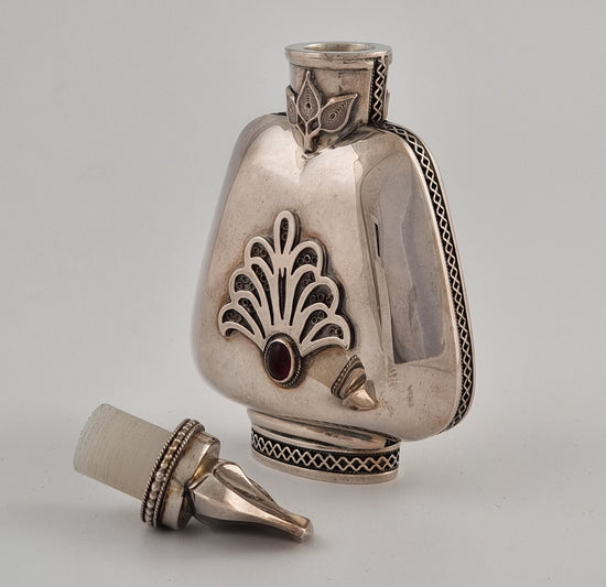 Perfume bottle by Yaacov Yemini, presented to queen Sofia of Spain in 1992 by the President of Israel.