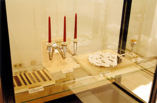 Yemini scones and Seder plate on display in Vienna.